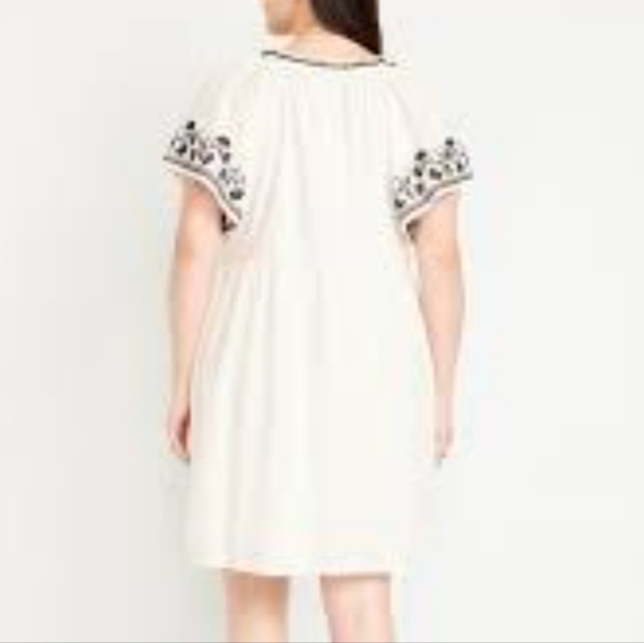 NWT Beautiful Off-white Embroidered Dress with Pockets - Picture 6 of 9